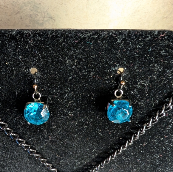 Hand Crafted Blue Topaz and Black Necklace Set - Picture 3 of 6